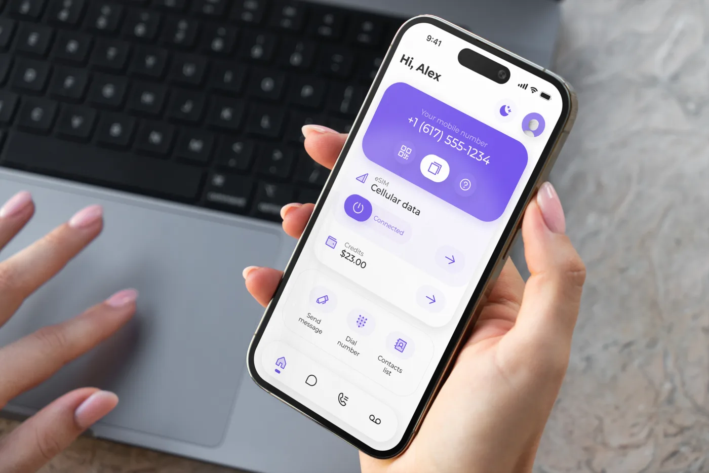 Une main tenant un téléphone avec l&rsquo;application SLYNUMBER ouverte sur un vrai numéro mobile américain et des données cellulaires