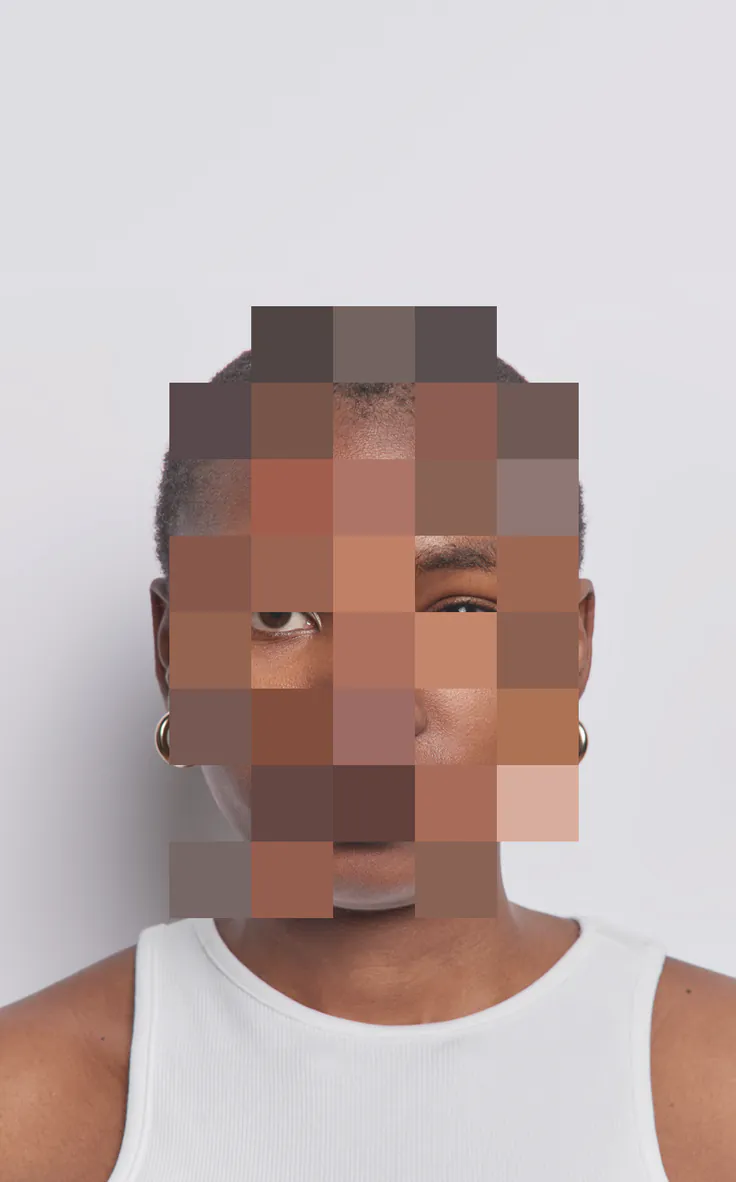 Retrato de uma pessoa com o rosto pixelizado