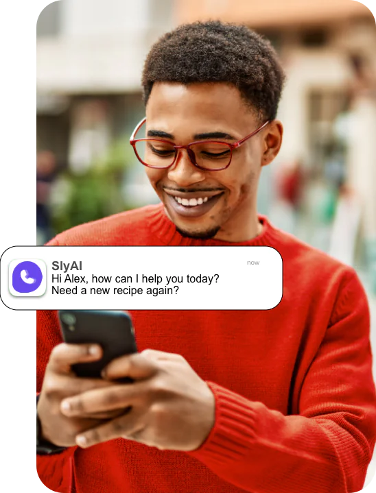 Homem a sorrir para o telemóvel enquanto uma mensagem do SlyAI pergunta como pode ajudar hoje