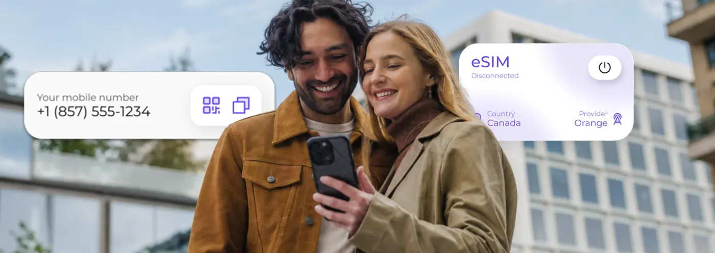 Pareja compartiendo un teléfono con una eSIM de SLYNUMBER conectada en Canadá